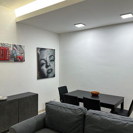 Modern Cenisio Apartment - Self Check-In & Parking ミラノ エクステリア 写真