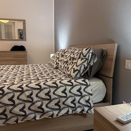 Modern Cenisio Apartment - Self Check-In & Parking ミラノ エクステリア 写真